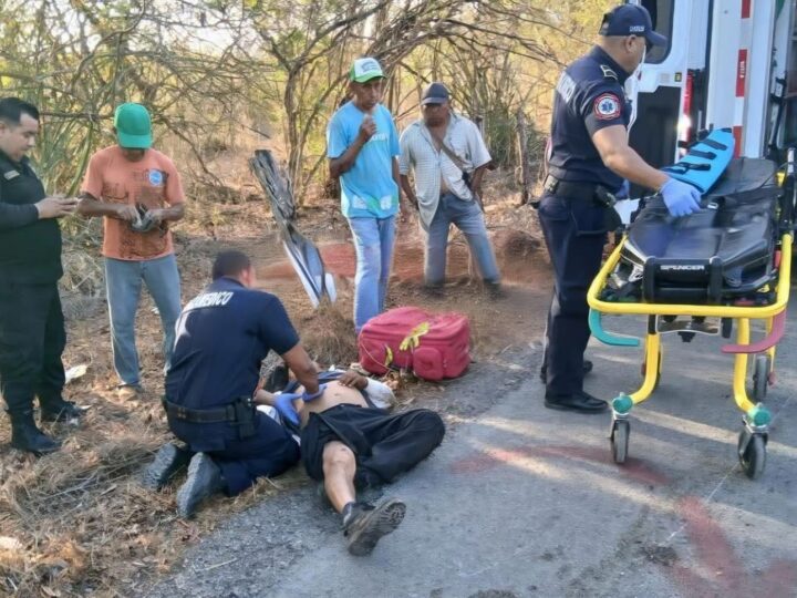 Dos motociclistas por culpa de un perro derrapan y lesionan en vía Temax–Dzilam González