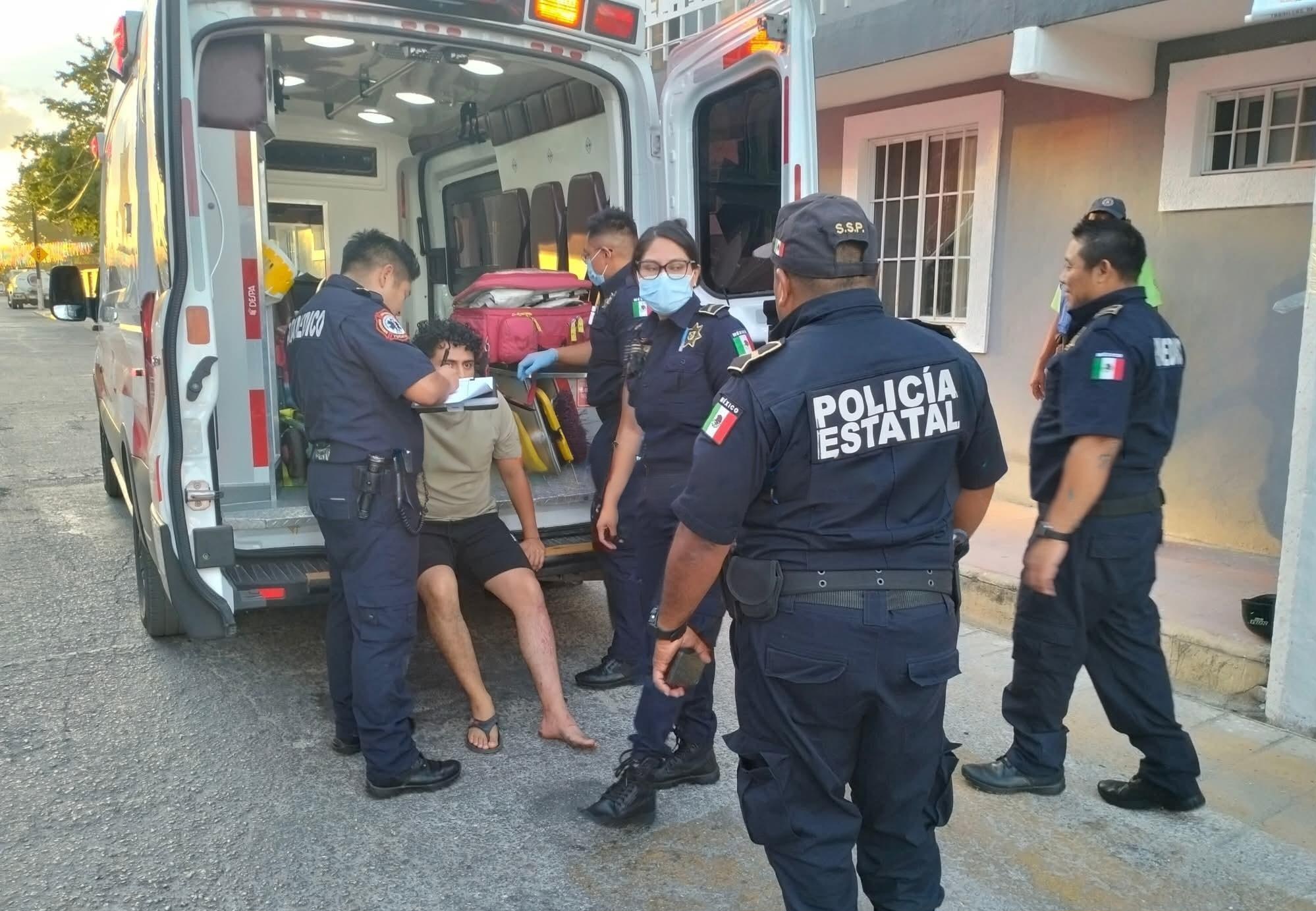 Un automovilista se vuela un semáforo, choca y lesiona a un motociclista, luego se da a la fuga en Motul