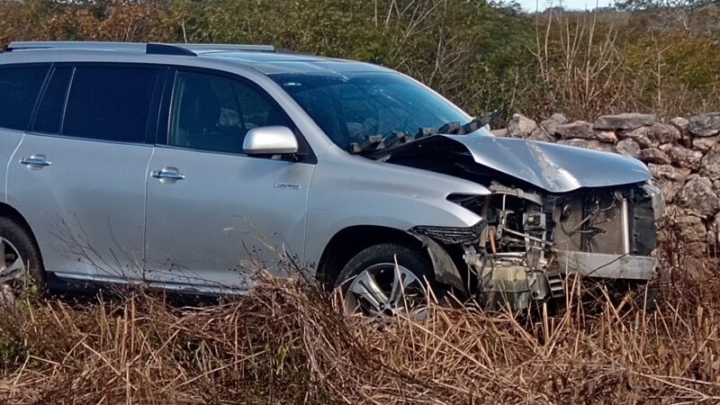 Un adulto mayor dormita al volante y termina dentro de la maleza cuando iba a Dzilam González