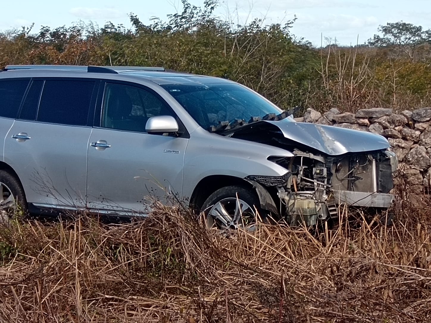Un adulto mayor dormita al volante y termina dentro de la maleza cuando iba a Dzilam González