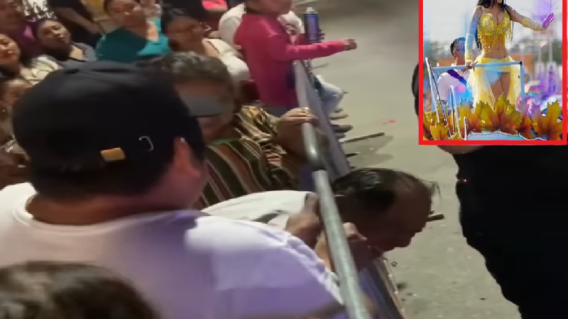 Un abuelito atora su cabeza en una valla metálica por ver a Kareli Ruiz en el Carnaval de Kanasín