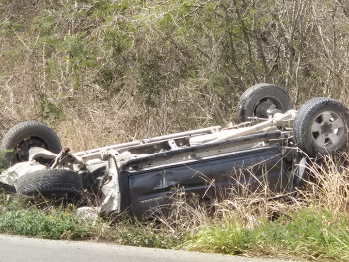 Una pareja se salvó de morir en una aparatosa volcadura en la carretera Motul- Cansahcab