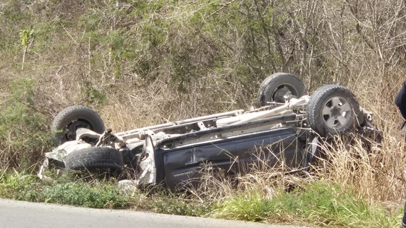 Una pareja se salvó de morir en una aparatosa volcadura en la carretera Motul- Cansahcab
