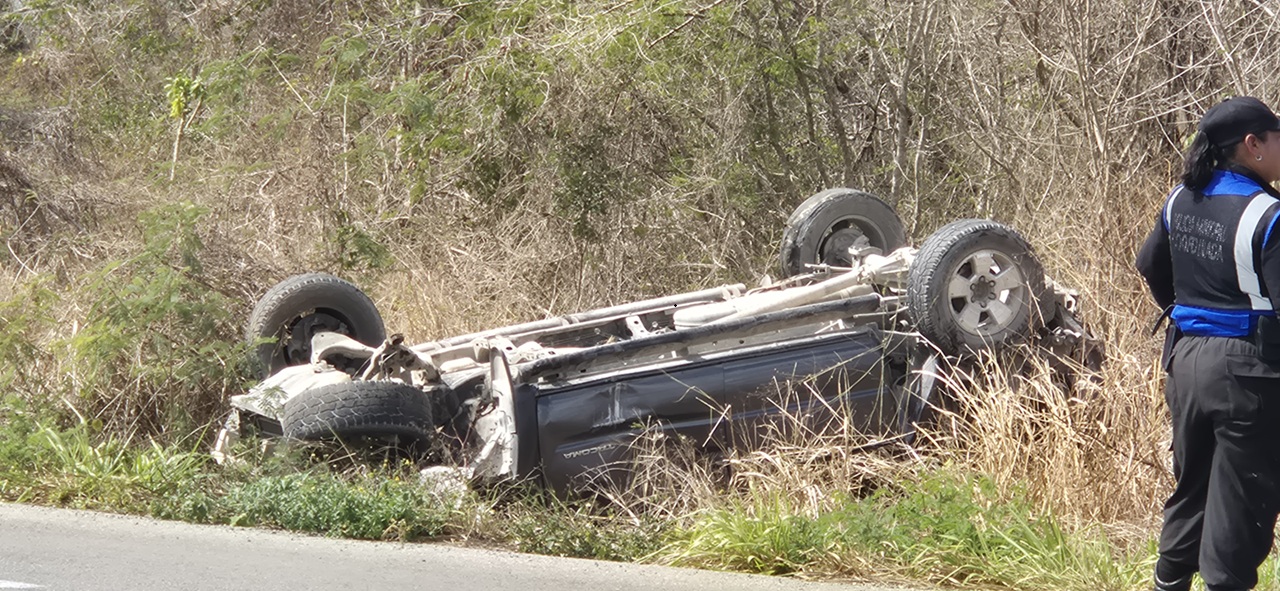 Una pareja se salvó de morir en una aparatosa volcadura en la carretera Motul- Cansahcab