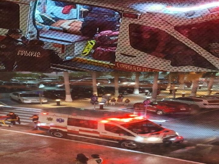 Paramédicos trasladan a una clínica a un lesionado en Plaza Galerías en Mérida