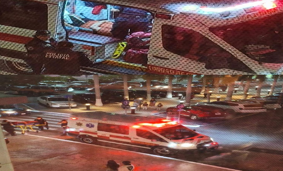 Paramédicos trasladan a una clínica a un lesionado en Plaza Galerías en Mérida
