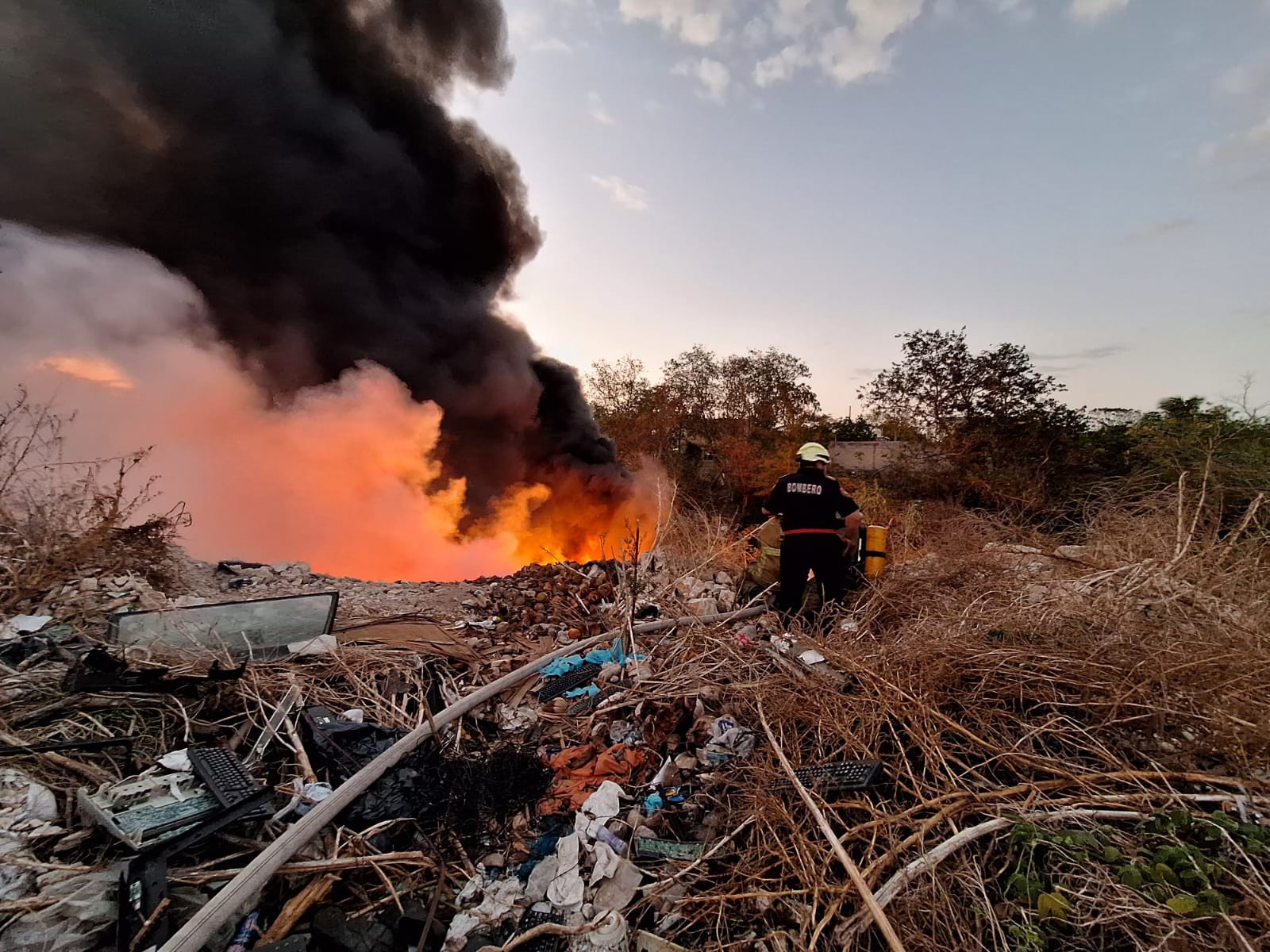 Bomberos de la SSP apagan un predio baldío en llamas en colonia Nueva Mulsay