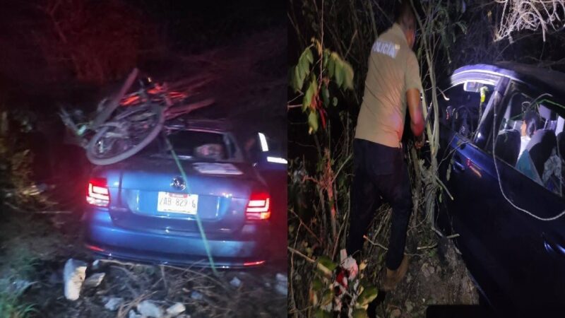 Un conductor dormita y termina con su familia dentro de la maleza en la Mérida–Tizimín