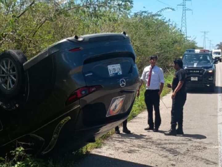 El chofer de una carrosa vuelca en la Mérida- Tixkokob