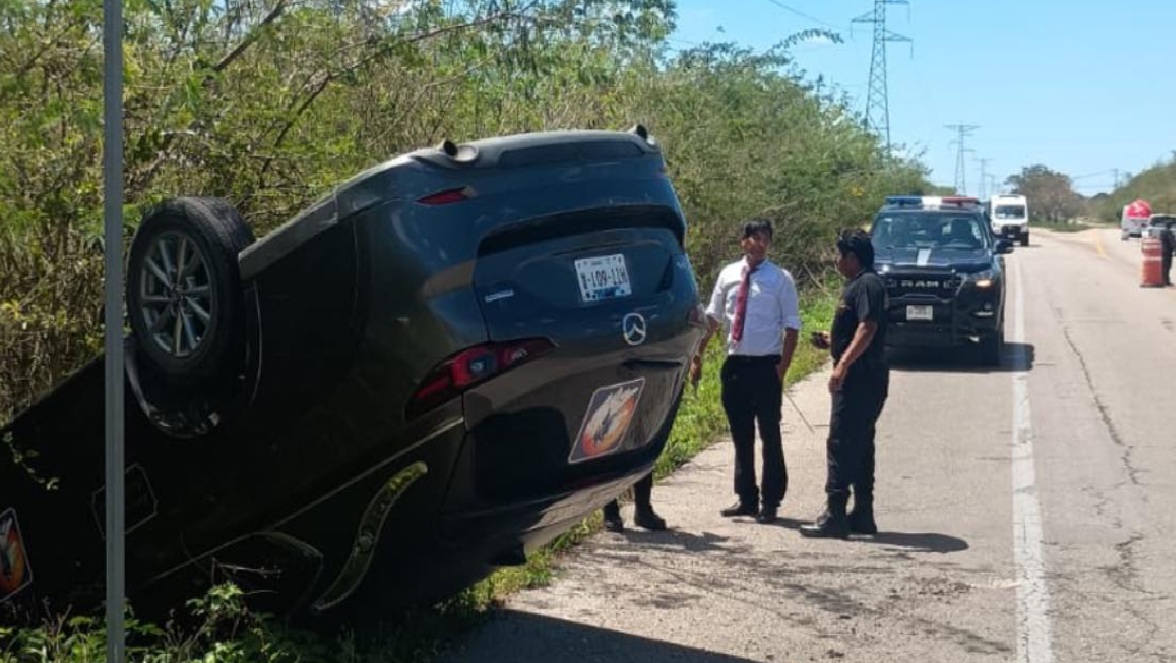 El chofer de una carrosa vuelca en la Mérida- Tixkokob