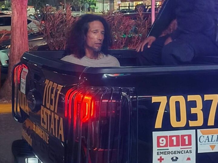 Policía detiene a un sujeto que se negó a pagar una botella de vino que se bebió en un Chedraui