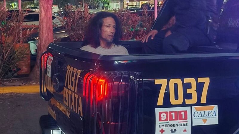 Policía detiene a un sujeto que se negó a pagar una botella de vino que se bebió en un Chedraui