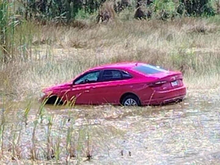 Ciclistas hallan un automóvil en una aguada abandonada en montes de Conkal