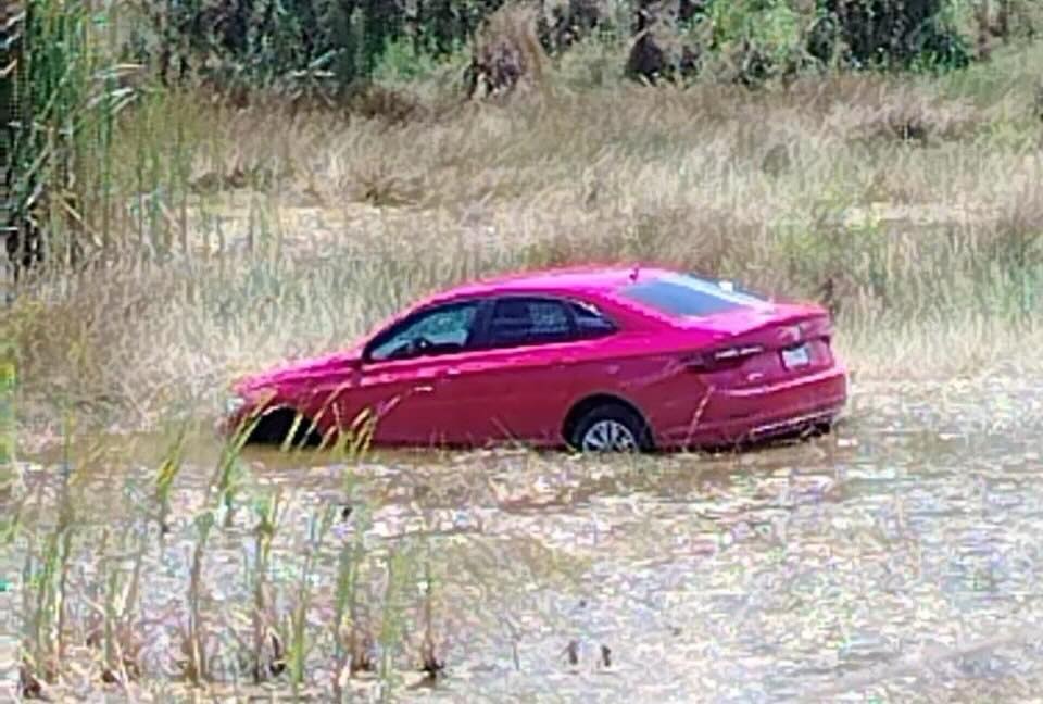 Ciclistas hallan un automóvil en una aguada abandonada en montes de Conkal