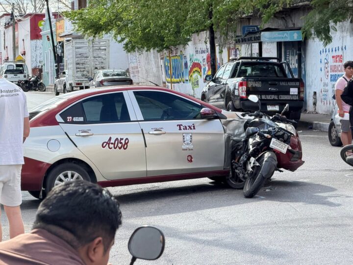 Un taxista se vuela un alto, choca y lesiona a dos motociclistas en el centro de Valladolid