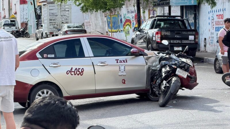 Un taxista se vuela un alto, choca y lesiona a dos motociclistas en el centro de Valladolid