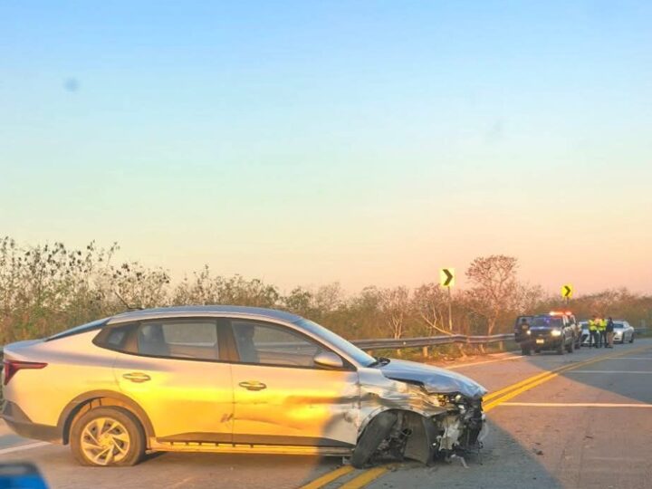 Extranjeros chocan contra una barricada metálica en el entronque de Temax