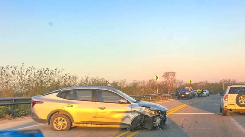 Extranjeros chocan contra una barricada metálica en el entronque de Temax