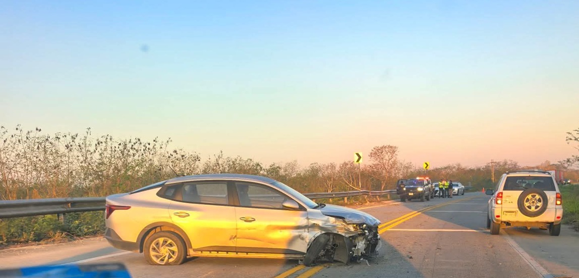 Extranjeros chocan contra una barricada metálica en el entronque de Temax