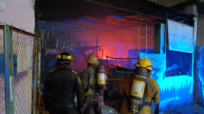 Dos intoxicados en el incendio de un taller de hojalatería en la Colonia Bojórquez