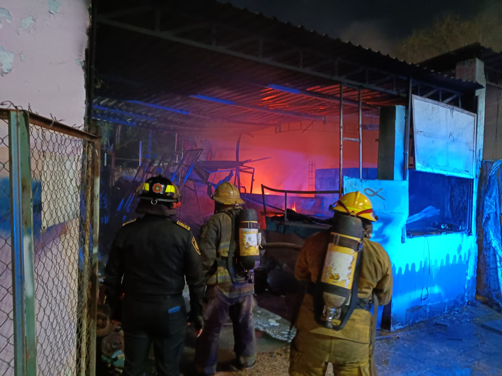 Dos intoxicados en el incendio de un taller de hojalatería en la Colonia Bojórquez