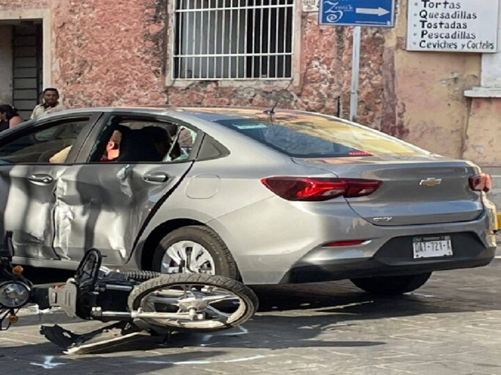 Un automovilista choca y lesiona a un motociclista en el centro de Valladolid