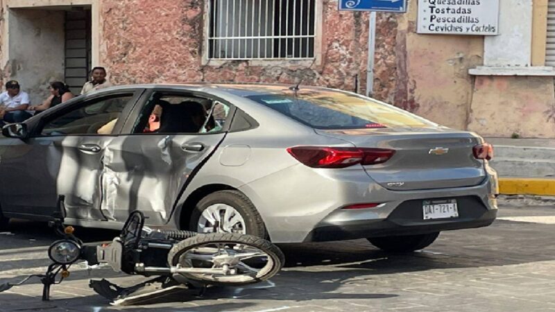 Un automovilista choca y lesiona a un motociclista en el centro de Valladolid