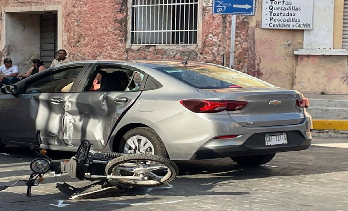 Un automovilista choca y lesiona a un motociclista en el centro de Valladolid