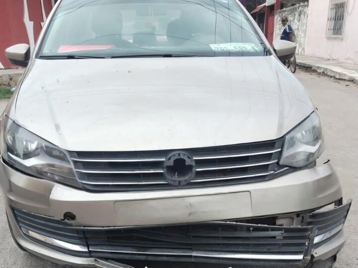 Un automovilista se vuelka un alto, choca y lesiona a una motociclista en el centro de Motul