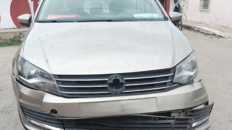 Un automovilista se vuelka un alto, choca y lesiona a una motociclista en el centro de Motul