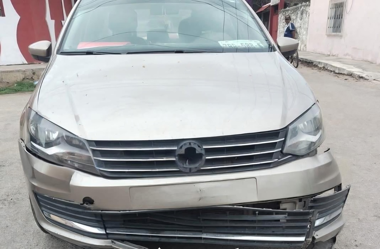 Un automovilista se vuela un alto, choca y lesiona a una motociclista en el centro de Motul