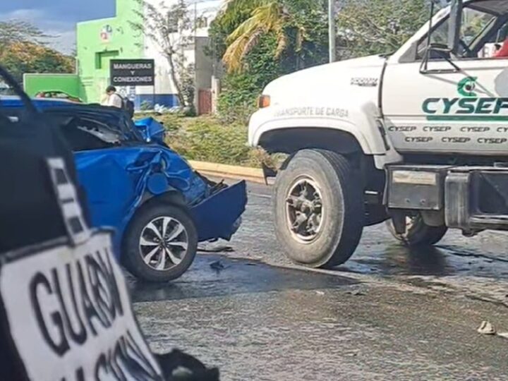 Un camión de la empresa CYSEP choca contra dos carros en la carretera Mérida- Cancún
