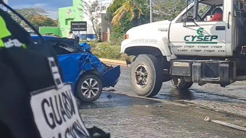 Un camión de la empresa CYSEP choca contra dos carros en la carretera Mérida- Cancún