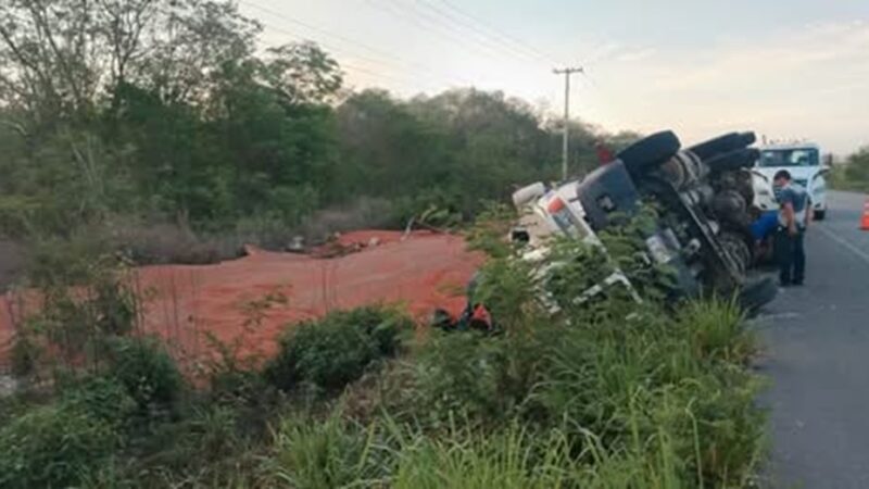 Un tráilero dormita y vuelca su tráiler cargado con toneladas de soya, en la federal Mérida-Muna