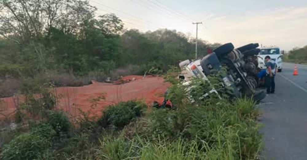 Un tráilero dormita y vuelca su tráiler cargado con toneladas de soya, en la federal Mérida-Muna