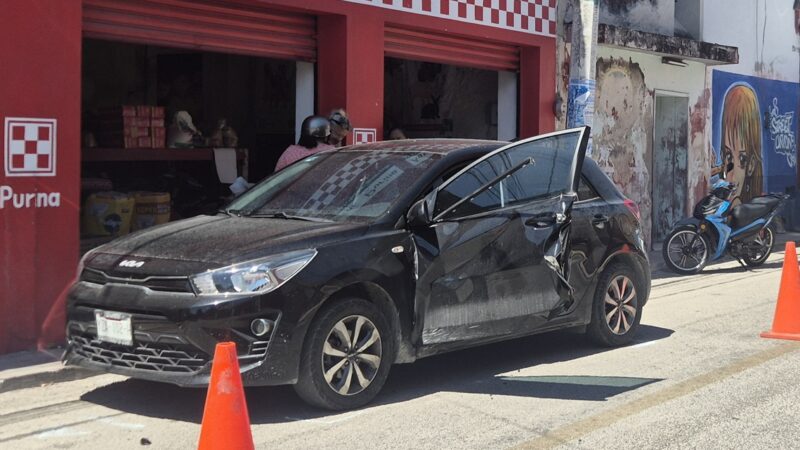 Un autobús de trasporte de personal casi le arranca la pueta a un Kia en calles de Dzidzantún