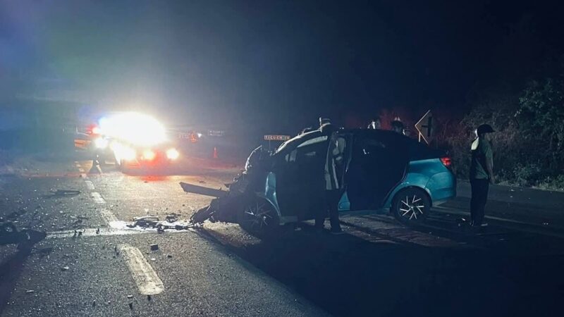 El conductor de una camioneta choca y lesiona a una familia, luego cobardemente huye en la vía Chemax–Valladolid