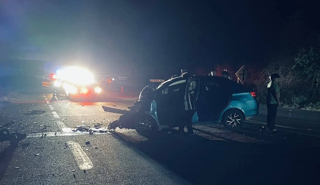 El conductor de una camioneta choca y lesiona a una familia, luego cobardemente huye en la vía Chemax–Valladolid