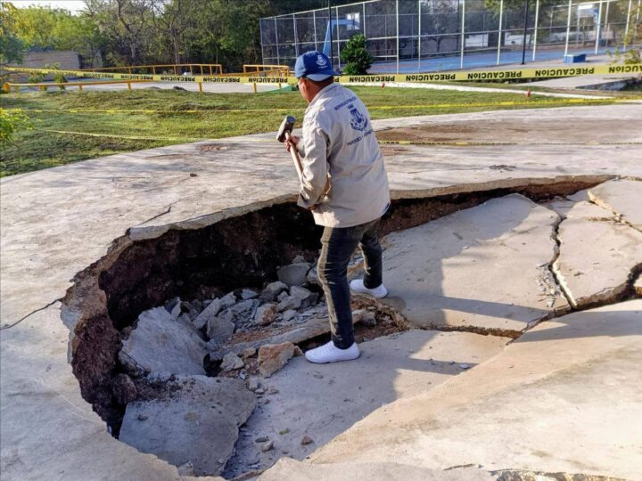 Se abre la tierra: se forma un socavón en el parque “Viernes Santo” en la colonia Emiliano Zapata Sur