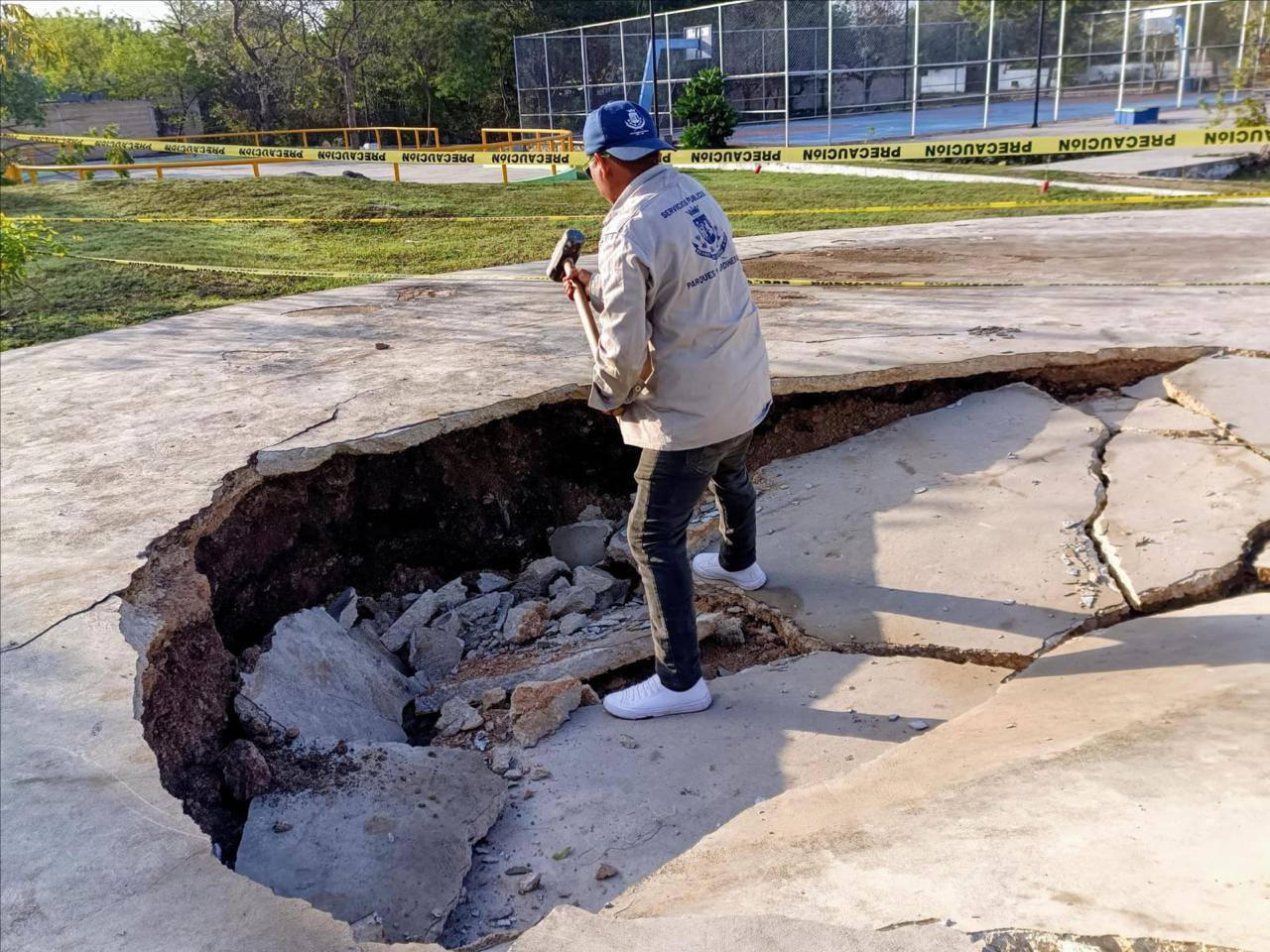 Se abre la tierra: se forma un socavón en el parque “Viernes Santo” en la colonia Emiliano Zapata Sur