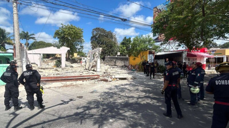 Se desploma el techo de una casa en San Antonio Cinta, Hay dos albañiles lesionados