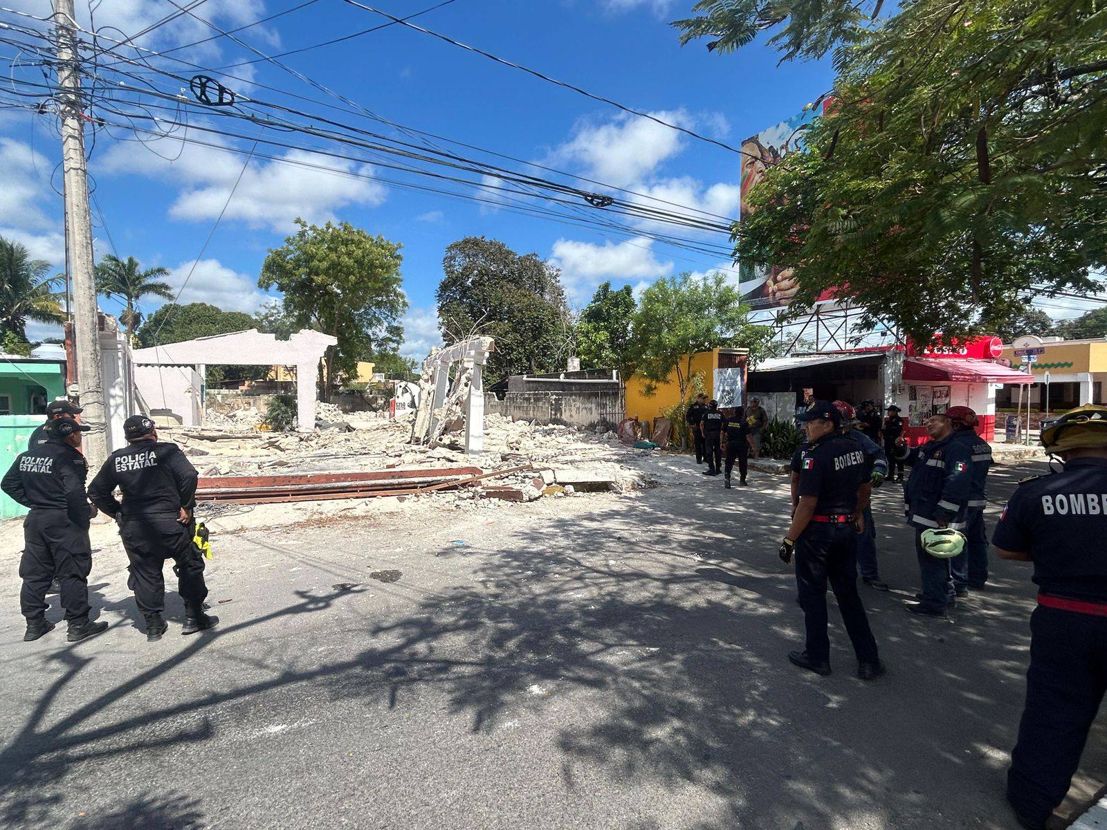 Se desploma el techo de una casa en San Antonio Cinta, Hay dos albañiles lesionados