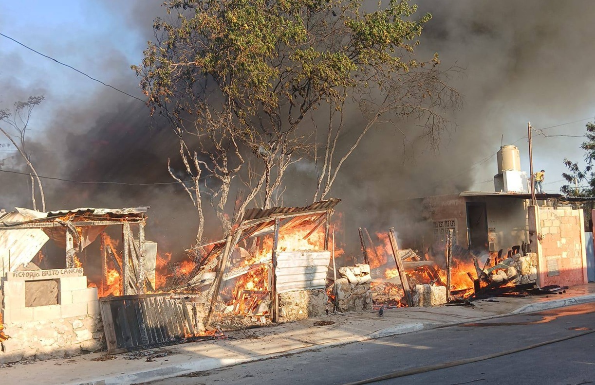 Un incendio reduce a cenizas siete casas en Dzununcán, comisaria de Mérida