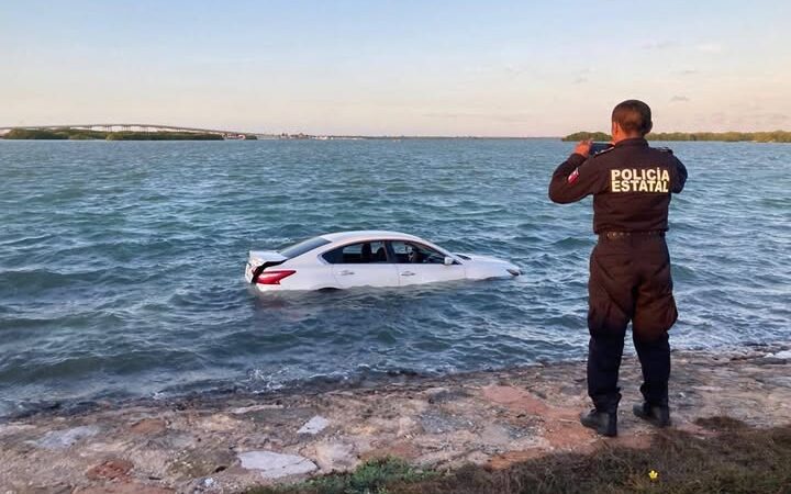 Un automovilista cae al mar con todo y vehículo en la entrada del puente Chelem en Progreso