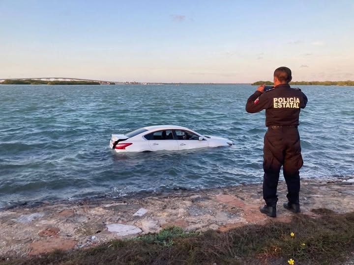 Un automovilista cae al mar con todo y vehículo en la entrada del puente Chelem en Progreso