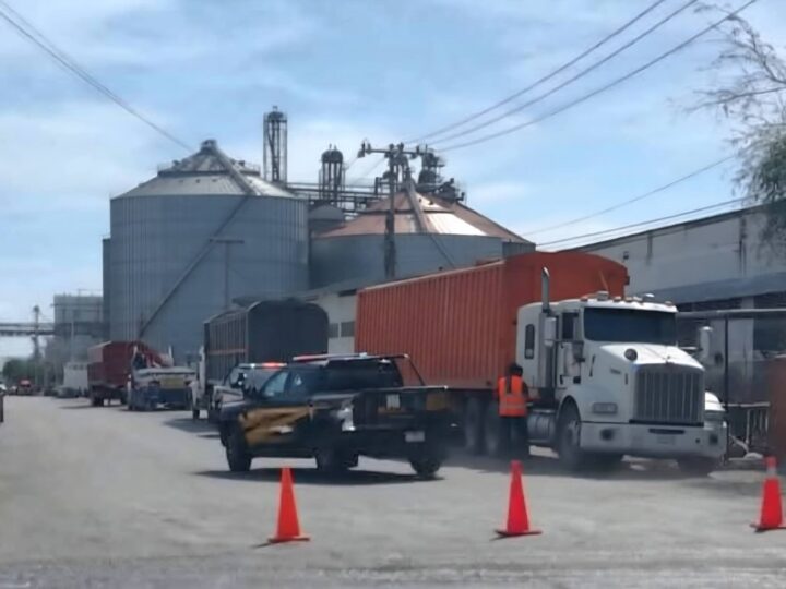 Se hunde un enorme silo de más de 30 metros de altura en Ciudad Industrial