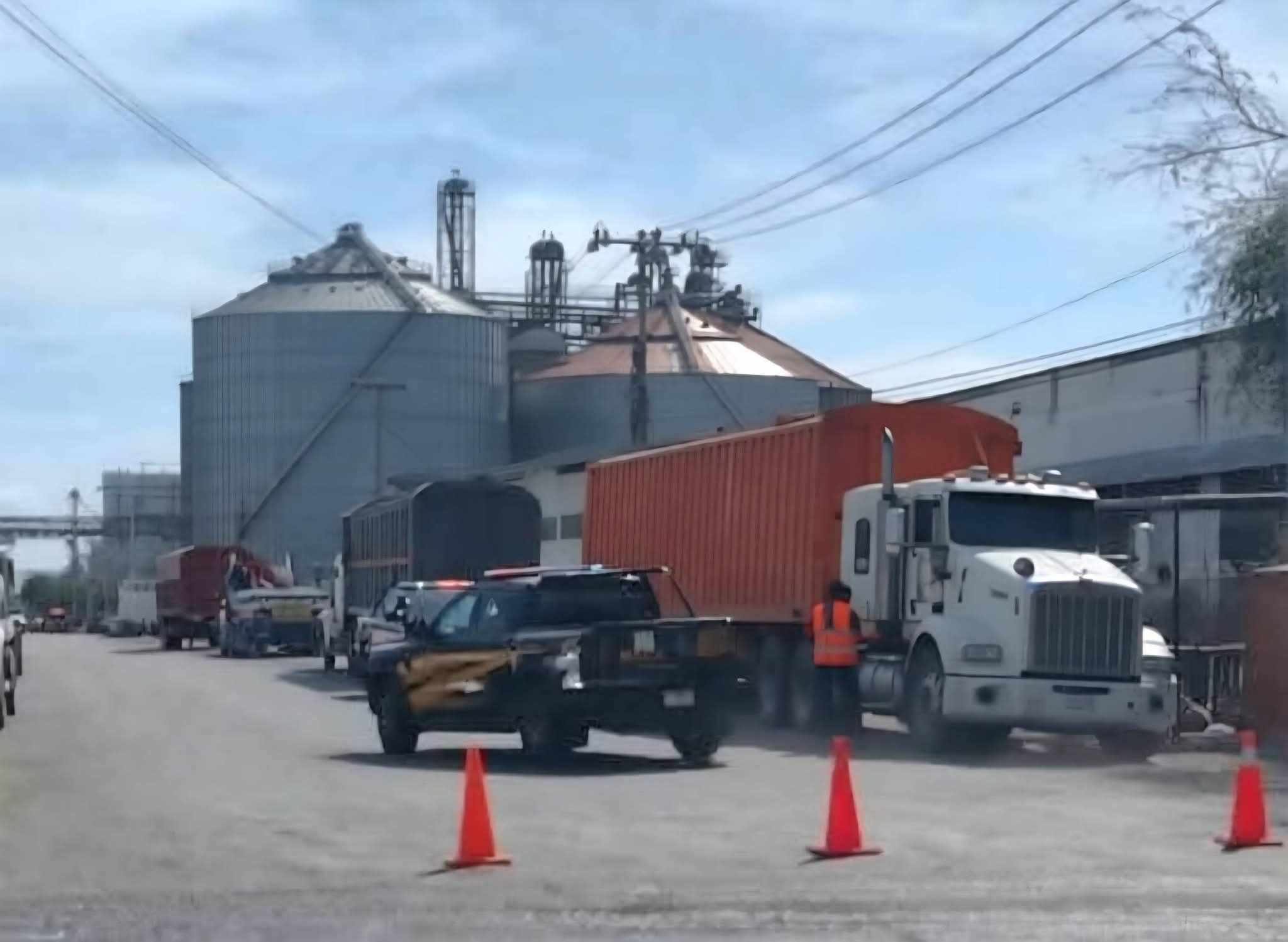Se hunde un enorme silo de más de 30 metros de altura en Ciudad Industrial