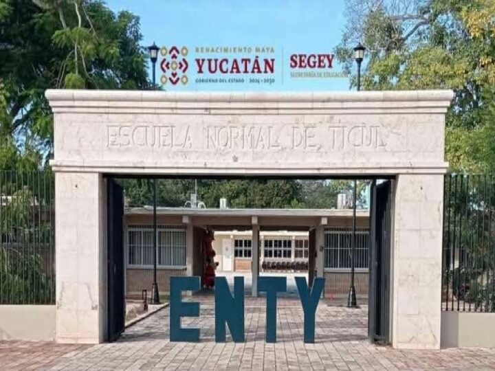 Alumnos pierden sus becas por “Mala administración” en la Normal de Ticul exigen la inmediata destitución del director