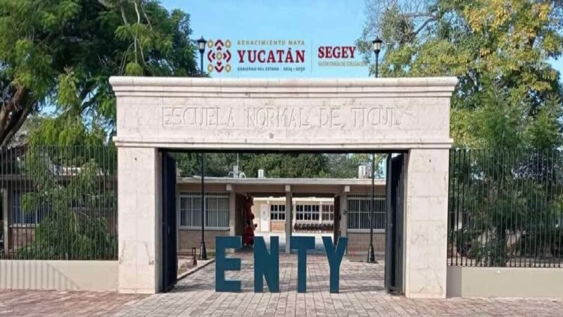 Alumnos pierden sus becas por “Mala administración” en la Normal de Ticul exigen la inmediata destitución del director