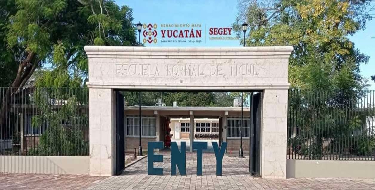 Alumnos pierden sus becas por “Mala administración” en la Normal de Ticul exigen la inmediata destitución del director